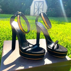 GUCCI- Black And Gold Lined Heels